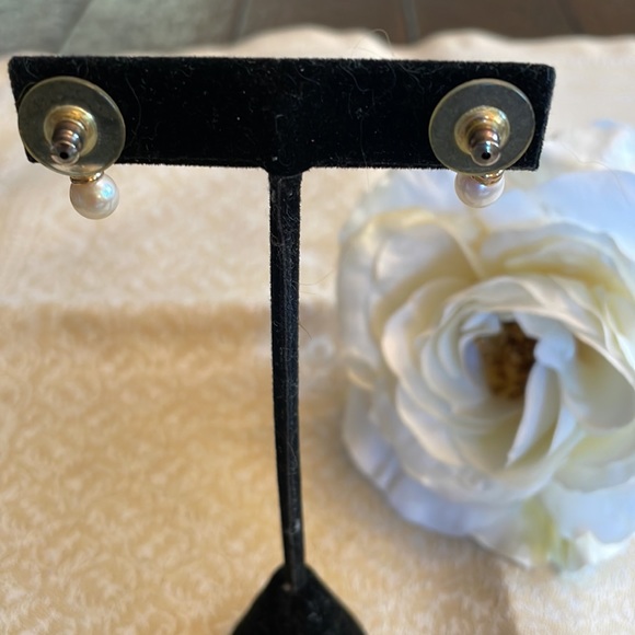 Beautiful 14 karat gold earrings with drop pearl and 5 diamonds on each - Picture 5 of 6